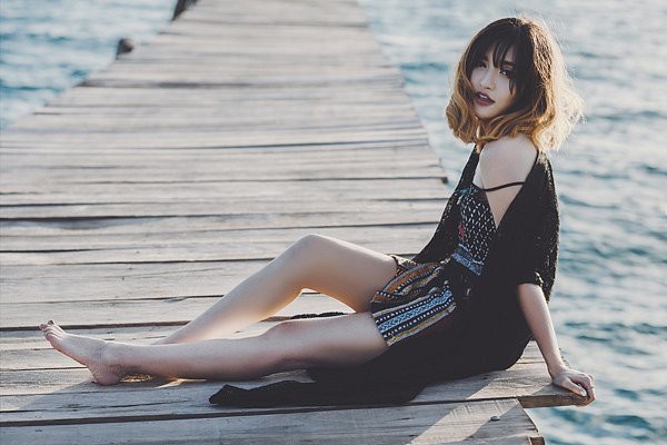 Cần gì ngực khủng, đôi chân mới là thứ bùa yêu của Bích Phương