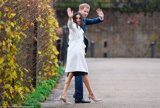 Lí do Meghan Markle thường đi giày quá cỡ khiến nhiều người bất ngờ