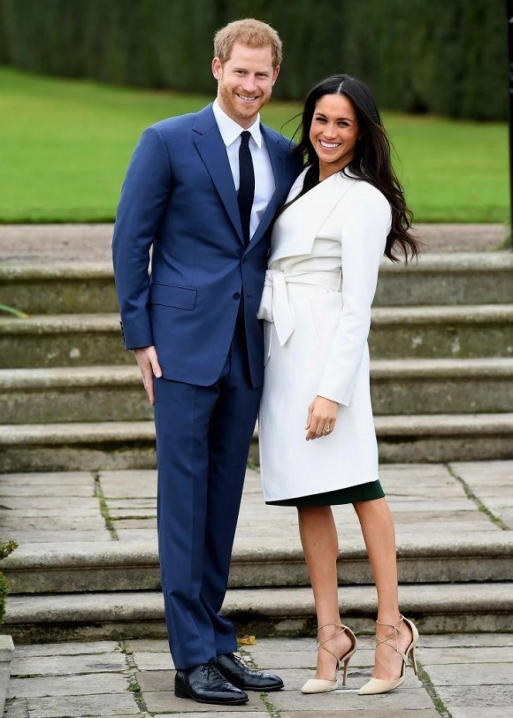 Lí do Meghan Markle thường đi giày quá cỡ khiến nhiều người bất ngờ