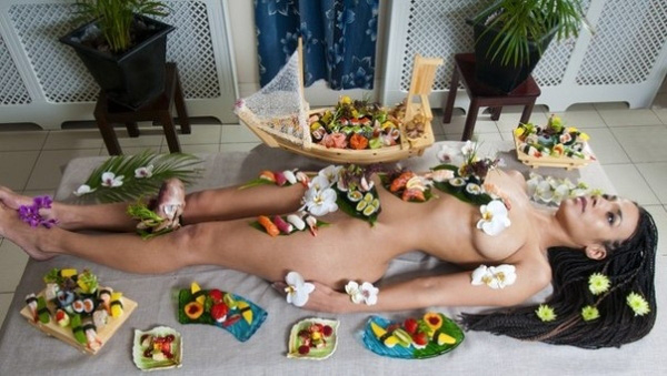 Lí do sushi khỏa thân có sức hút đặc biệt với giới thượng lưu