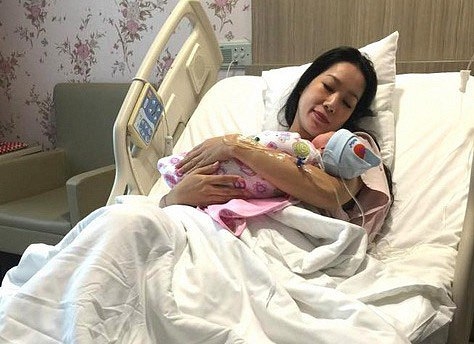 Loạt sao Việt bụng bầu vượt mặt được chồng cưng chiều hết mực
