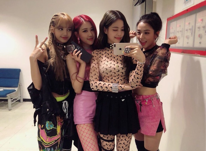 Mặc váy giống Jennie (Black Pink), (G)I-DIE bị fan công kích dữ dội