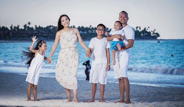 Mắt nai Hồng Ngọc ngày càng trẻ trung dù đã là mẹ 3 con