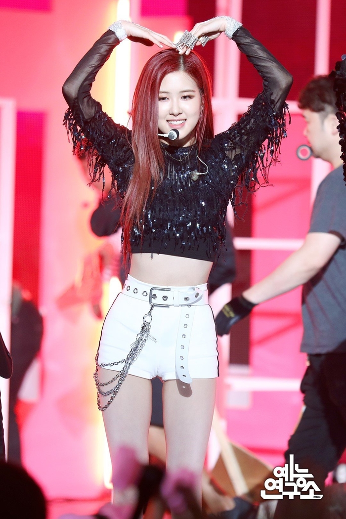 Netizen Hàn cho rằng Rosé (Black Pink) có thân hình chuẩn nhất Kpop
