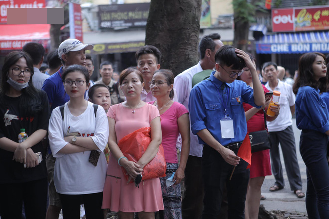 Ngày đầu kỳ thi THPT Quốc gia 2018: Phụ huynh bật khóc mong gặp con