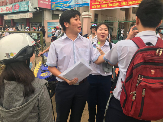 Ngày đầu kỳ thi THPT Quốc gia 2018: Phụ huynh bật khóc mong gặp con