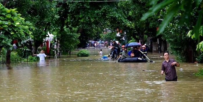 Ngày đầu kỳ thi THPT Quốc gia 2018: Phụ huynh bật khóc mong gặp con