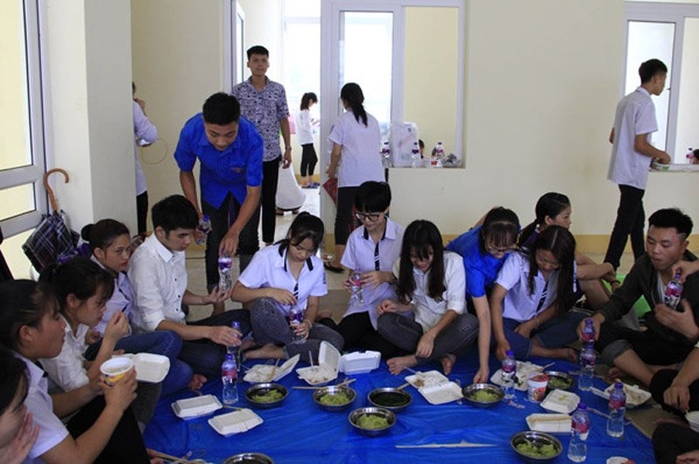 Ngày đầu kỳ thi THPT Quốc gia 2018: Phụ huynh bật khóc mong gặp con