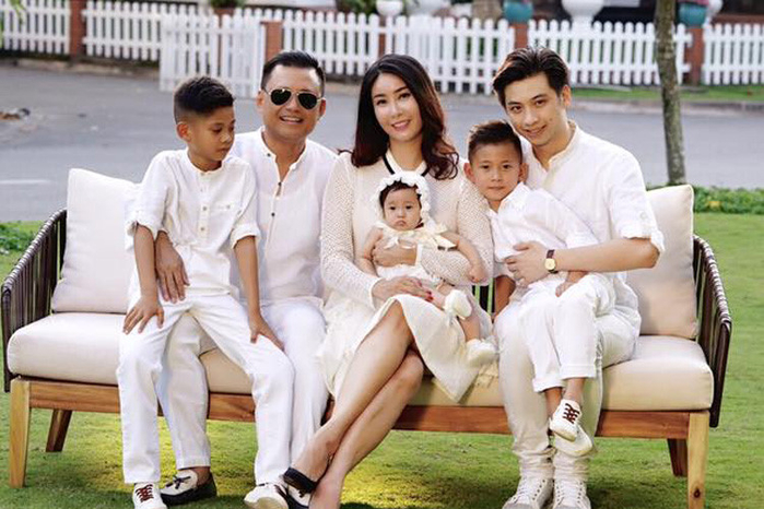 Những ông bố dượng và mẹ kế rất mẫu mực của showbiz Việt