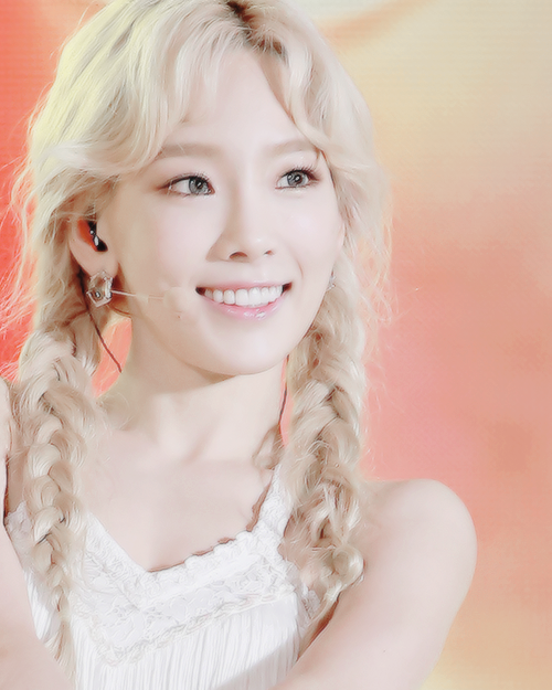 Những sao Kpop sở hữu mái tóc xoăn bà thím xinh nhất