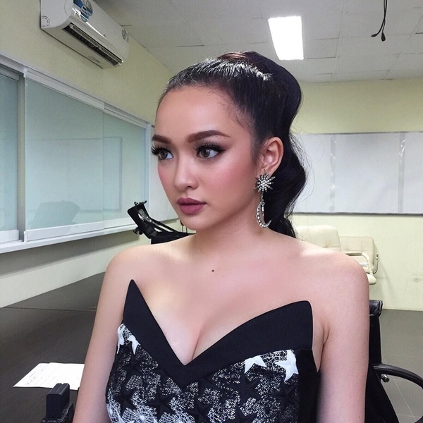 Những vòng 1 lúc căng lúc xẹp của người đẹp trong showbiz Việt