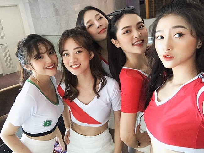 Nóng mắt với loạt ảnh mỹ nữ Việt diện áo không khí cổ động bóng đá