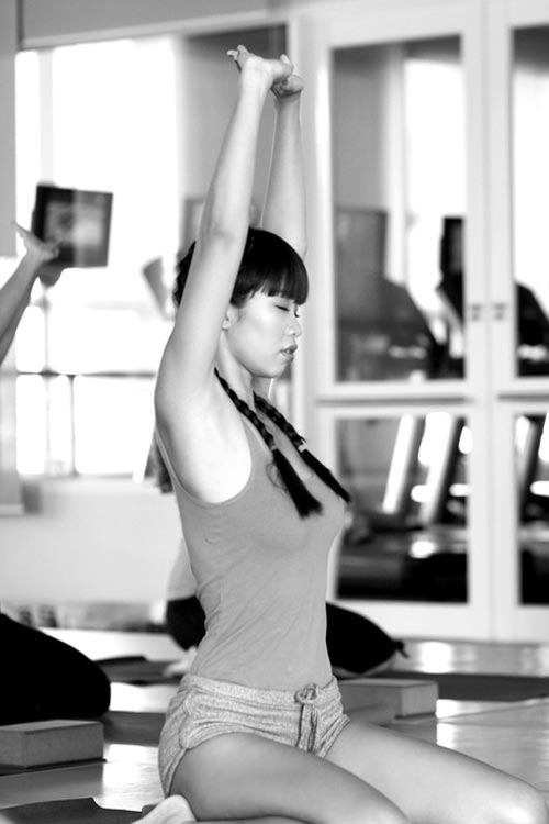 Sao Việt mượn các tư thế yoga khó nhằn để khoe khéo đường cong