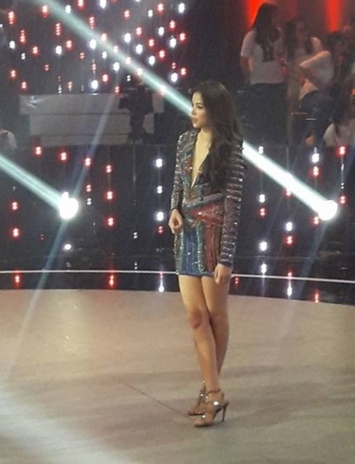 Sao Viet qua ong kinh chup voi cua fan co dep nhu anh quang cao