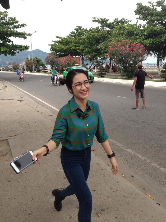 Sao Viet qua ong kinh chup voi cua fan co dep nhu anh quang cao