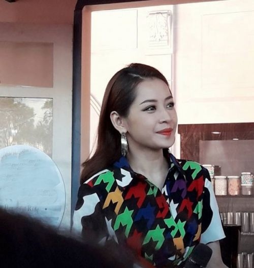 Sao Viet qua ong kinh chup voi cua fan co dep nhu anh quang cao
