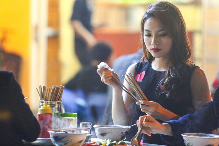 Sao Viet qua ong kinh chup voi cua fan co dep nhu anh quang cao