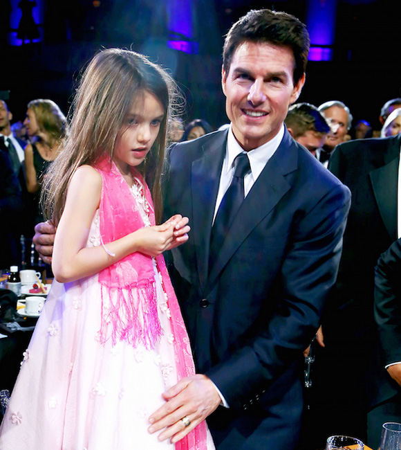 Tiểu thư nhà Tom Cruise bán nước chanh hè phố khiến nhiều người chú ý