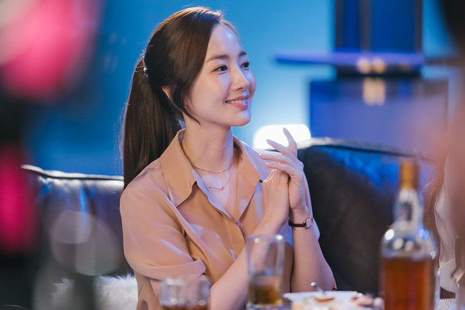 Soi gu thoi trang cua quy co thanh lich cua nu chinh phim “Thu ky Kim”