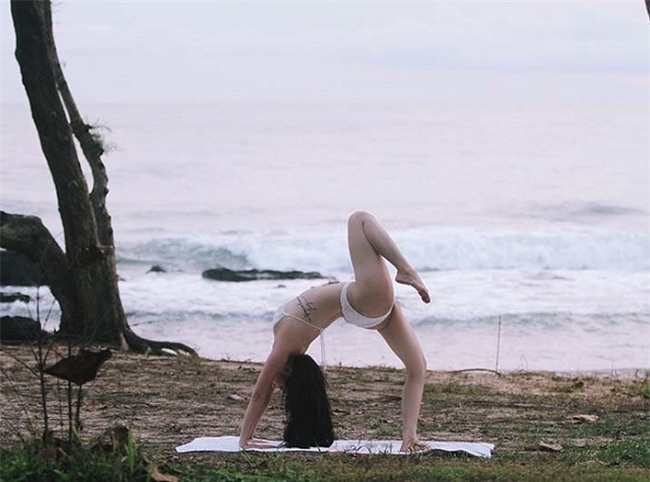 Sao Việt mượn các tư thế yoga khó nhằn để khoe khéo đường cong