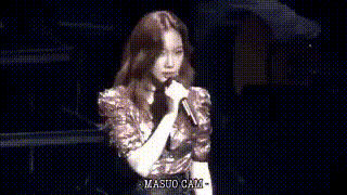 Hát hỏng, Taeyeon buồn đến mức bật khóc trên sân khấu