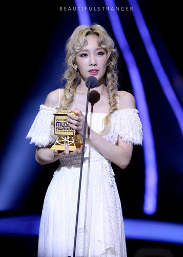 Những sao Kpop sở hữu mái tóc xoăn bà thím xinh nhất