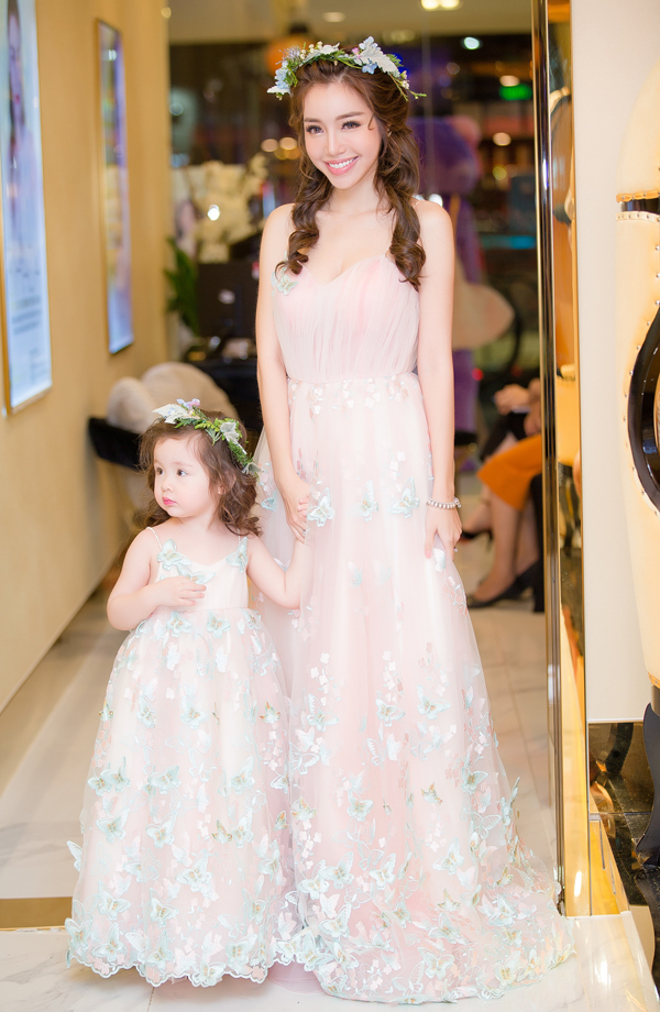 Tan chảy trước phong cách đồ đôi của Cadie Mộc Trà và Alfie Túc Mạch