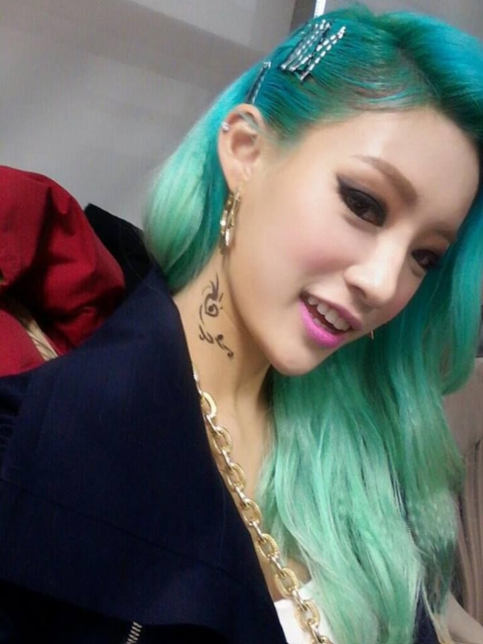 Mỹ nhân K-pop phá cách với những mái tóc xanh nổi bần bật