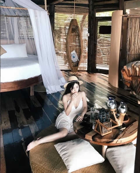 Tiểu thư nhà giàu Việt Nam khoe ảnh nghỉ hè xa hoa