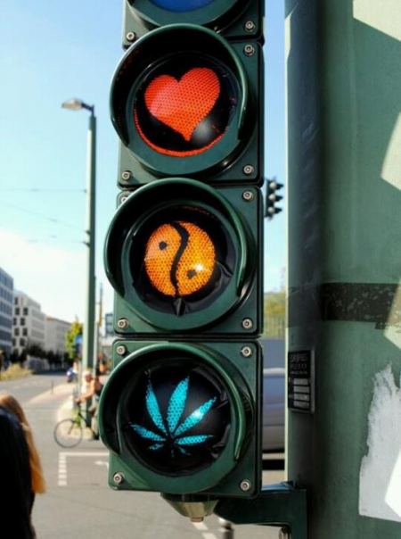 Tổng hợp những kiểu đèn báo giao thông thú vị nhất quả đất