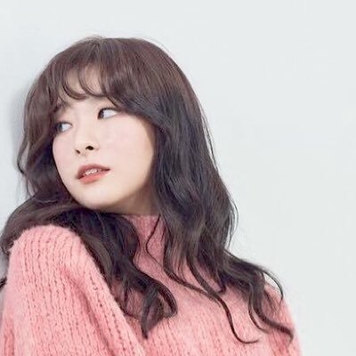 Những sao Kpop sở hữu mái tóc xoăn bà thím xinh nhất
