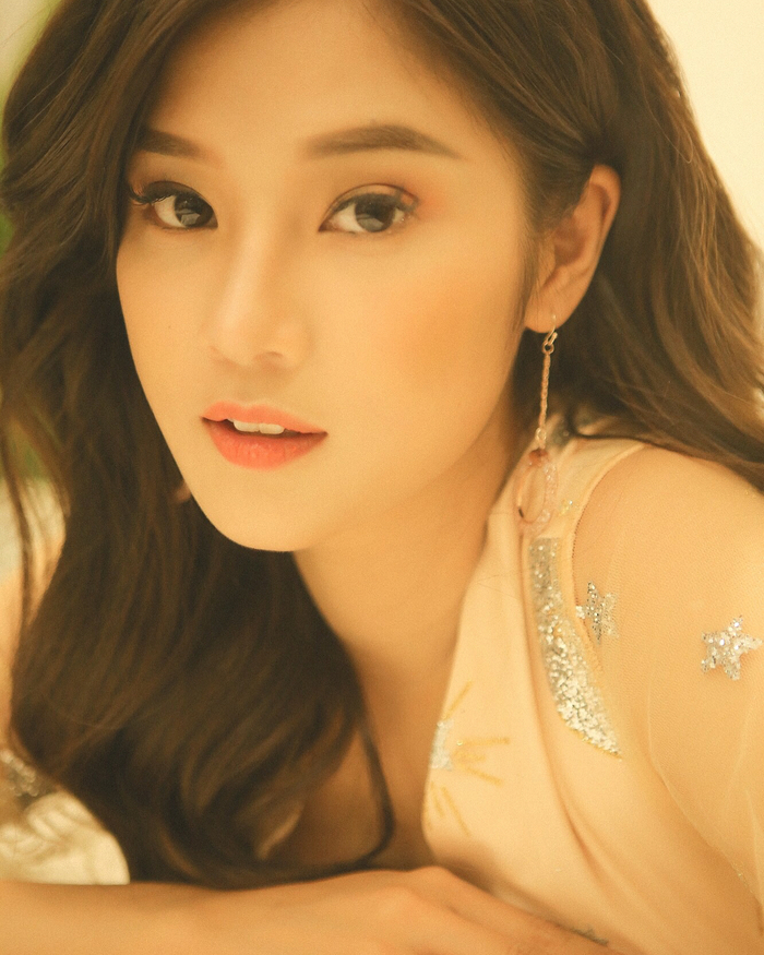 Vẻ đẹp của những mỹ nhân sinh năm 1995 của showbiz Việt