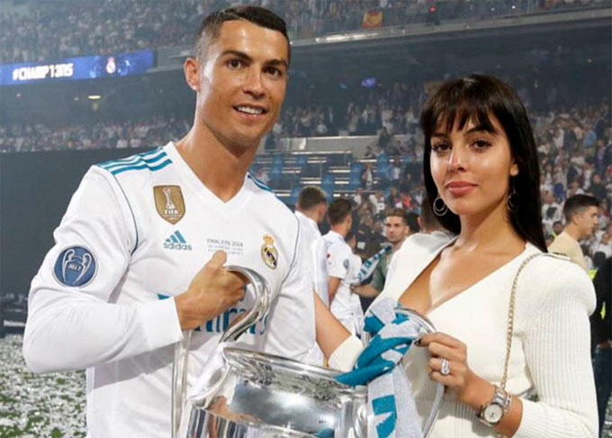 Bạn gái Ronaldo lộ nhẫn kim cương khủng khi đi xem bóng đá