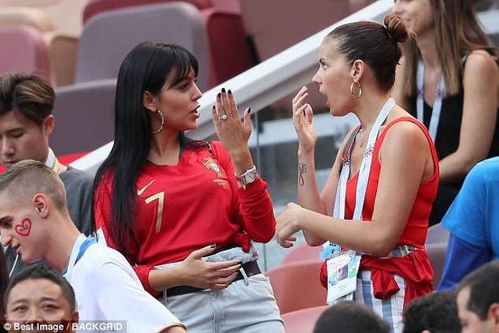 Bạn gái Ronaldo lộ nhẫn kim cương khủng khi đi xem bóng đá