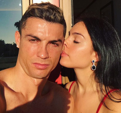 Bạn gái Ronaldo lộ nhẫn kim cương khủng khi đi xem bóng đá