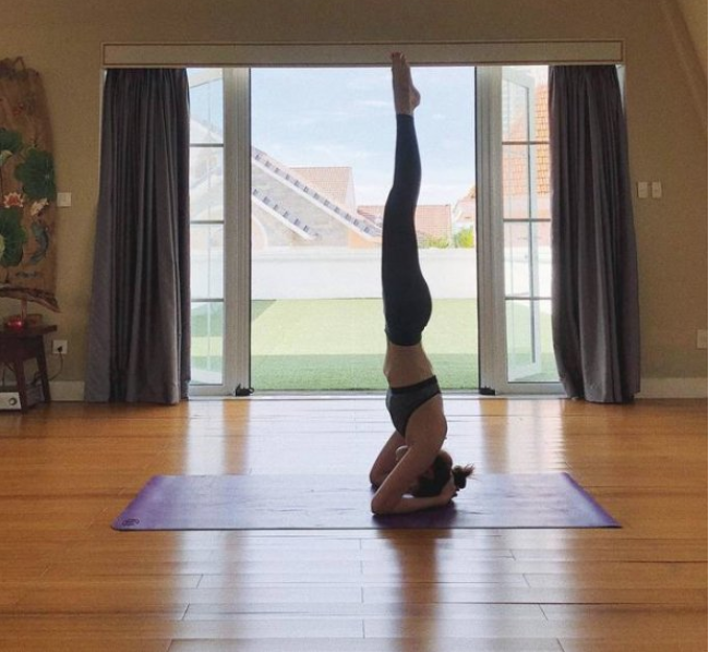 Sao Việt mượn các tư thế yoga khó nhằn để khoe khéo đường cong