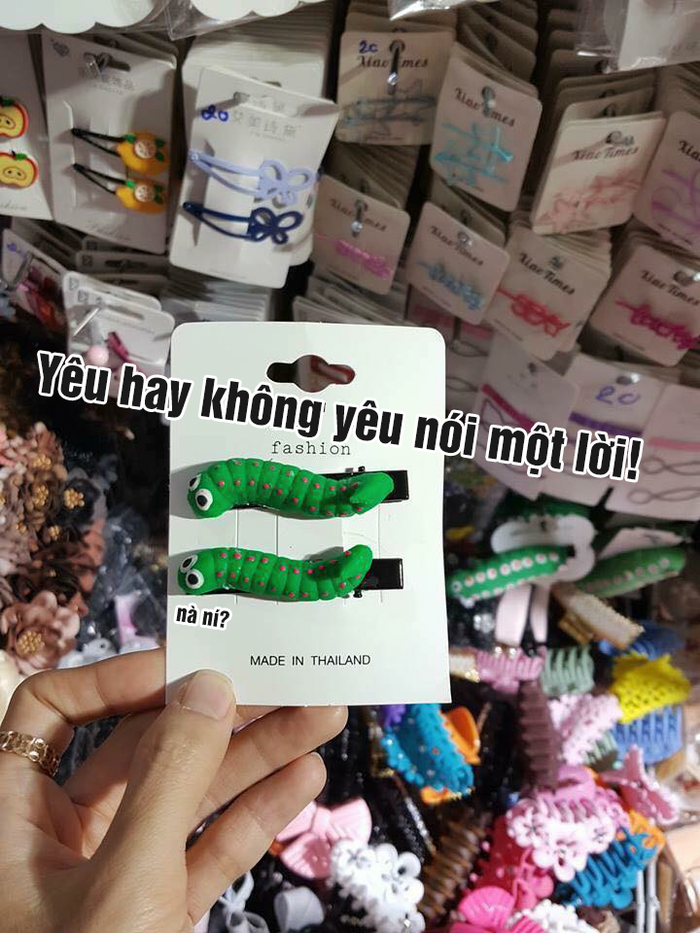 Hết hồn với trào lưu kẹp tóc đính gián, thằn lằn, sâu bọ... gây sốt