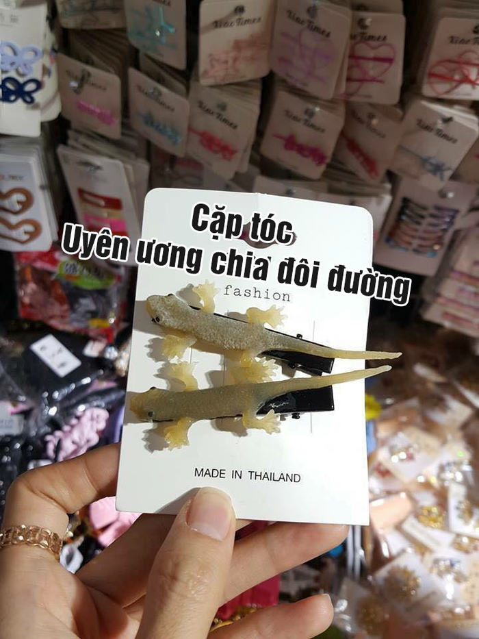 Hết hồn với trào lưu kẹp tóc đính gián, thằn lằn, sâu bọ... gây sốt