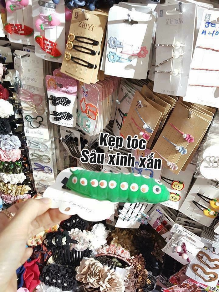 Hết hồn với trào lưu kẹp tóc đính gián, thằn lằn, sâu bọ... gây sốt