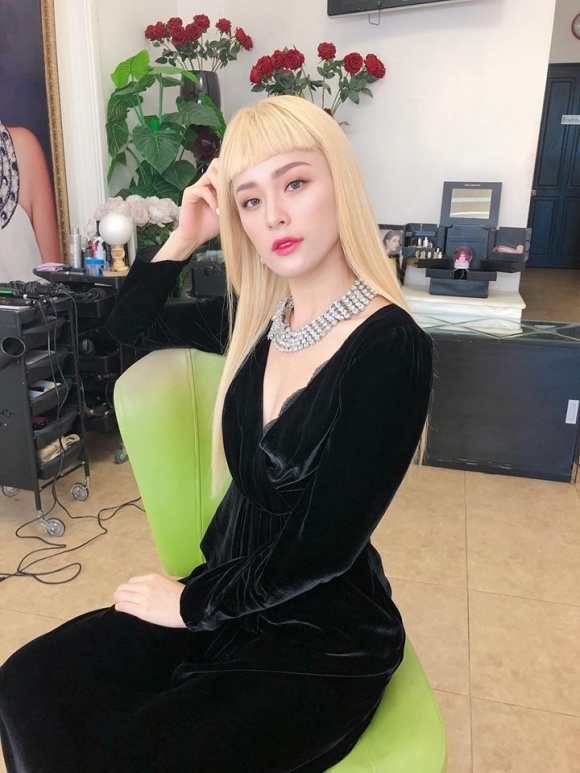 Ảnh hot sao Việt: Nhã Phương gầy rộc, Fung La ma mị như búp bê