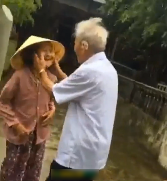 Bà ơi! Tôi về rồi này, khoảnh khắc hạnh phúc của 2 vợ chồng già