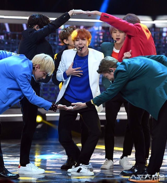 Idol Kpop bị nhầm lẫn thông tin trên Google một cách khôi hài