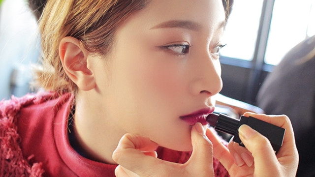 Bí quyết giữ cho lớp make up yên vị cả ngày mặc trời mưa