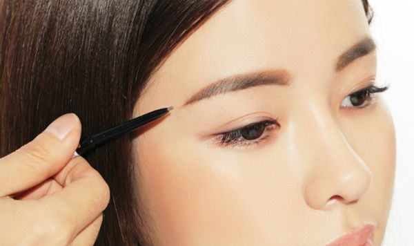 Bí quyết giữ cho lớp make up yên vị cả ngày mặc trời mưa