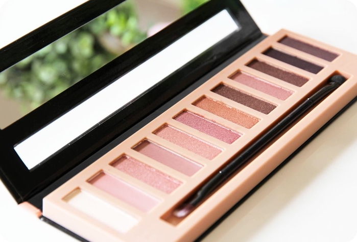 Bí quyết giữ cho lớp make up yên vị cả ngày mặc trời mưa