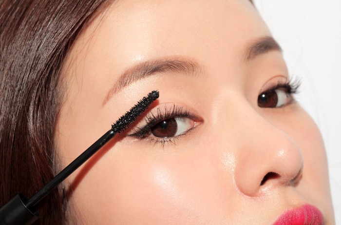 Bí quyết giữ cho lớp make up yên vị cả ngày mặc trời mưa