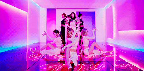 Các girlgroup chuyển từ ngoan hiền sang hở bạo: Người thành công