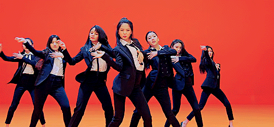Các girlgroup chuyển từ ngoan hiền sang hở bạo: Người thành công