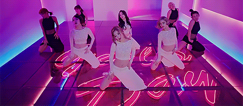 Các girlgroup chuyển từ ngoan hiền sang hở bạo: Người thành công