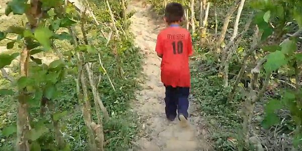 Cau be 8 tuoi don coi trong can nha hoang va cau chuyen co tich mang ten tinh ngươi